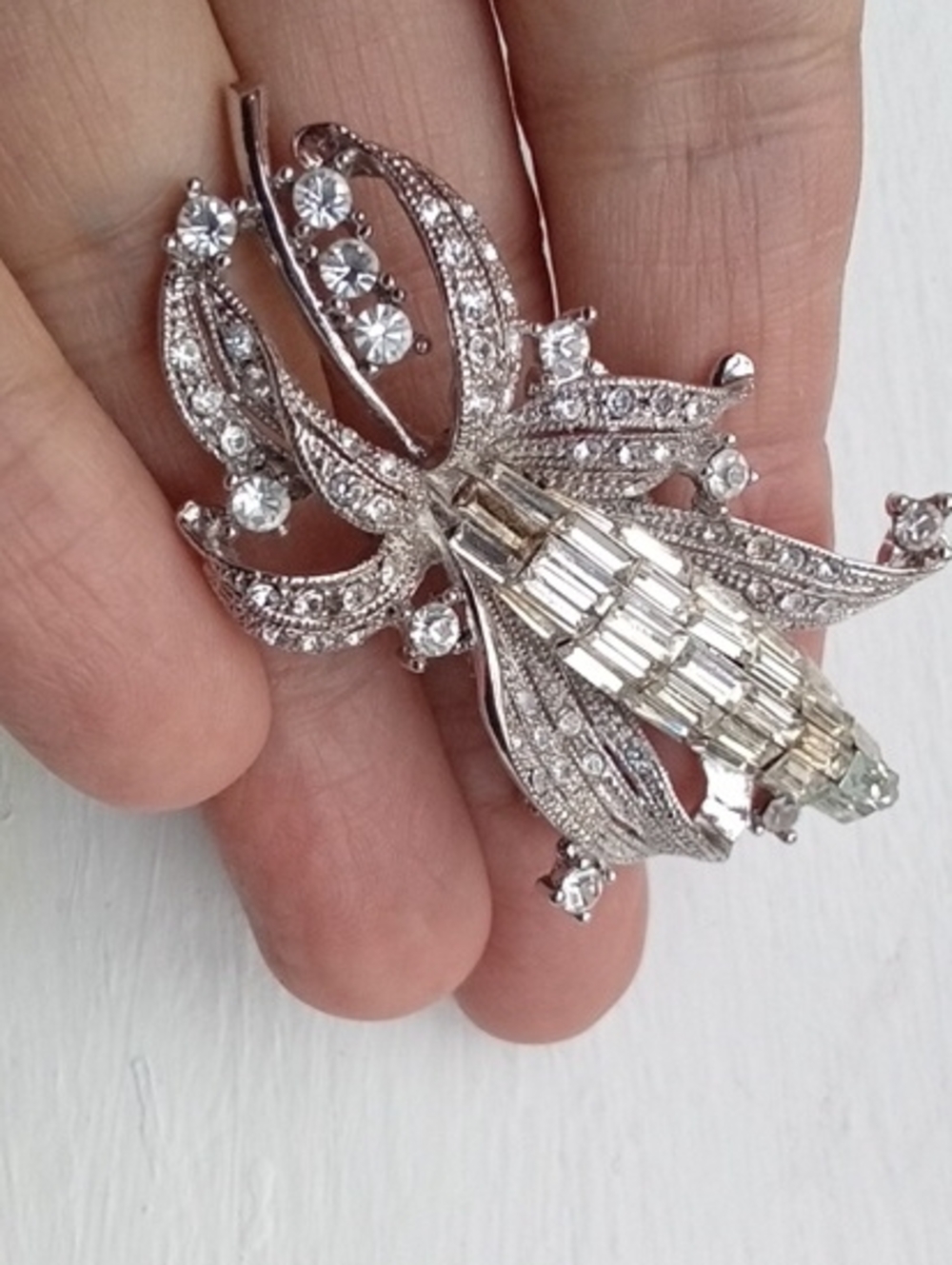 Silver-tone Floral Brooch Featuring A Bouget Design with Sparkling Round Crystal